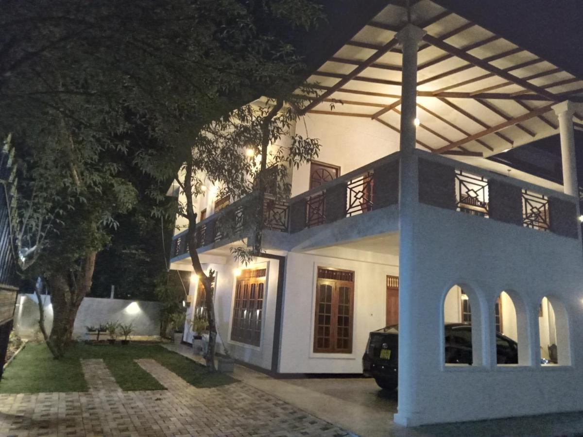 Sky Bloom Bed & Breakfast Homagama Exterior photo