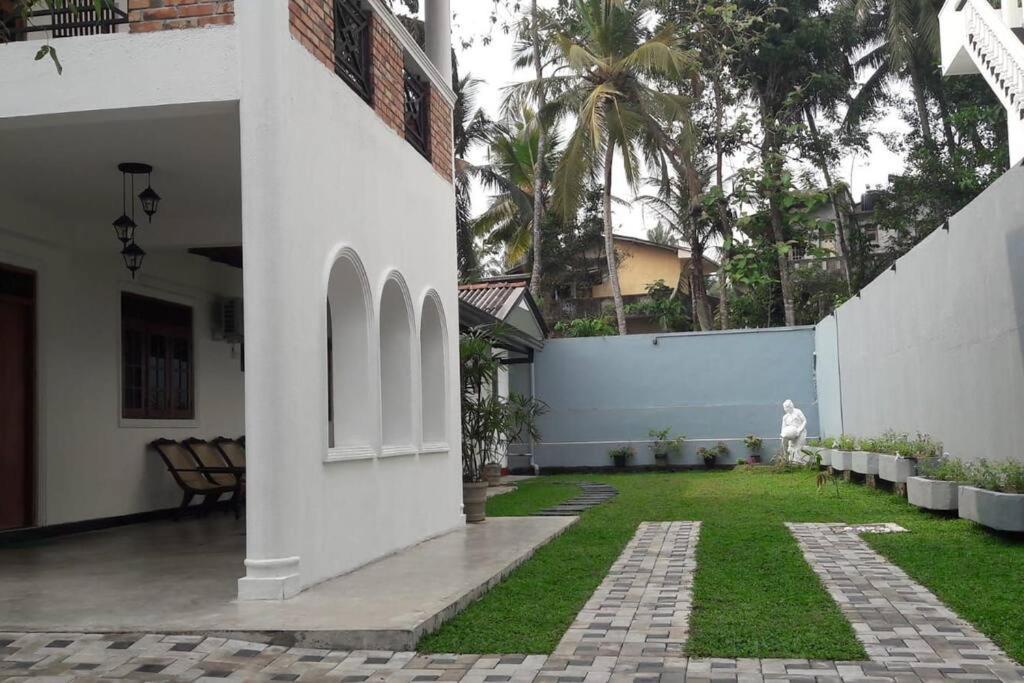 Sky Bloom Bed & Breakfast Homagama Exterior photo